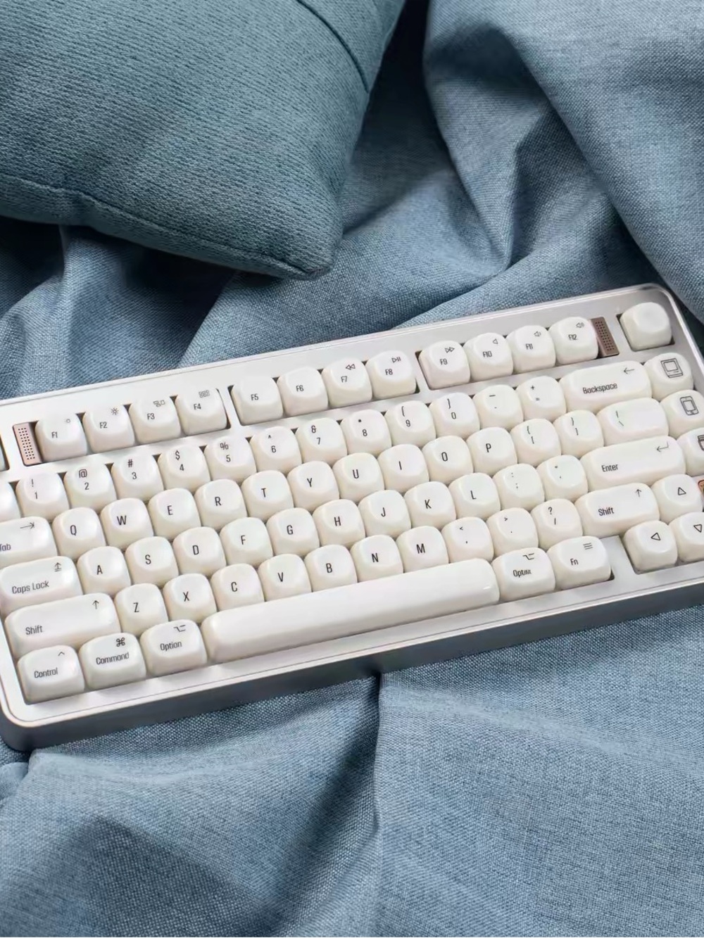 Retro-Style Off white MAC Keycaps - Picture 2 of 5